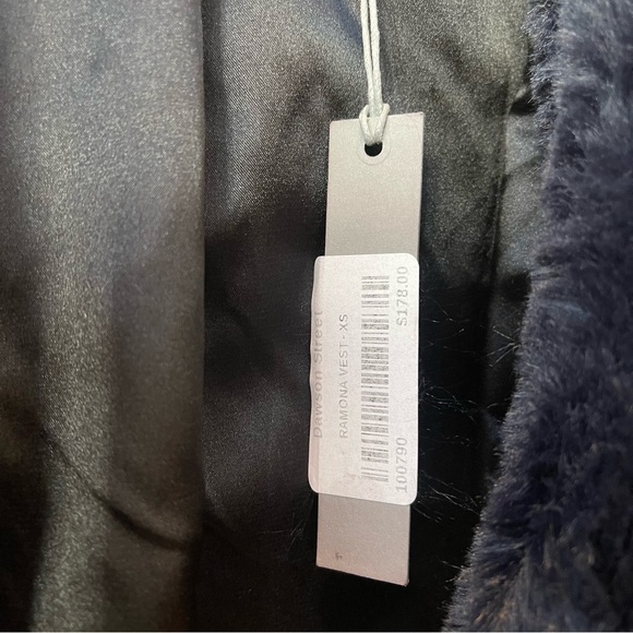Tart Collections XS Navy Faux Fur Ramona Vest NWT Asymetrical Designer Soft - Picture 3 of 8
